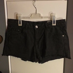 Svarta shorts - Super bekväma skorts i storlek 38 men fungerar lika bra för 39 då dom är en större storlek ^^ Helt oanvända!!!