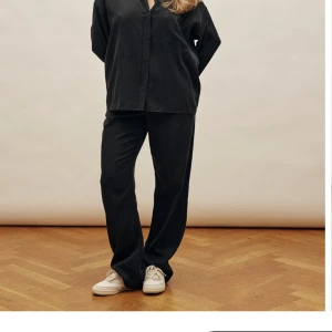 Djerf aveune  - On The Go Pants Ash från Djerf aveune i strl s  Nypris 1399 Mitt 1000 ink frakt 