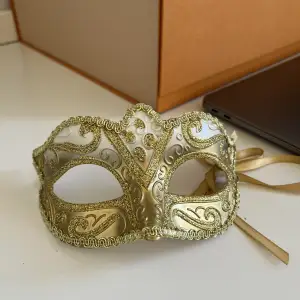 Jätte fin maskerad mask, endast använd en gång. Säljes då den inte kommer till användning. 