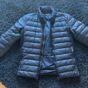 EA7 jacka - säljer min jacka som är för liten på mig