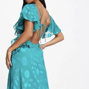 Lång maxi klänning  - Säljer pga dubbletter, prislapp kvar!!  ASOS petite strl 34/XS   Perfekt för bal! 