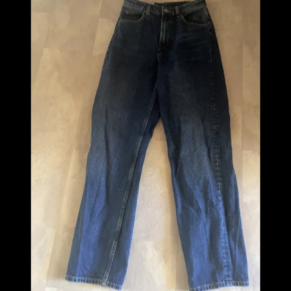 Mörka baggy 90’s jeans storlek, 36/S. . Jeans & Byxor.