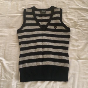 Stickad peak väst - Jag säljer denna fina peak performance västen! Använt ett fåtal gånger och det är bra skick! Pruta om du vill!💓