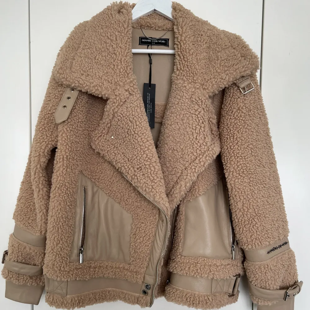 Oanvänd teddy Manière De Voir biker jacka i beige. Storlek 10 eller 38. Ganska stor i storleken, passar storlek 40 eller M. Nypris runt 1000. Takit.