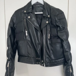 Skinn och puffer jacka - Maniere de voir - Ny utan lapp skinn och puffer jacka från maniere de voir. Storlek 12, eller storlek 40. Passar storlek M. 