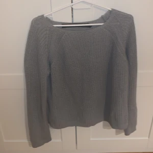 Stickad tröja  - En fin tröja som har en design där bak. Använd ett par gånger. Fin till en bra outfit. Skriv i fall intresse!