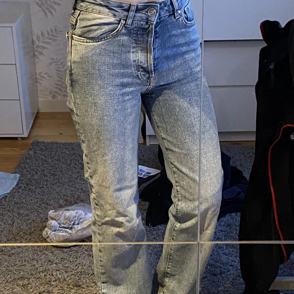 Jeans från bikbok i rak modell💫 längesedan de användes. Inga tecken på användning. Sjukt bekväma och passar till allt! Nypris 600kr.  Storlek 26😊. Jeans & Byxor.