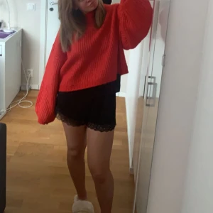 Stickad röd tröja - Säljer nu min jättemysiga röda stickade tröja!