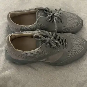 Ett par jättefina Arigato skor i storlek 38, superbra skick förutom en liten fläck (se bild), har ej testat att tvätta bort så är osäker på om den går att få bort eller ej. 