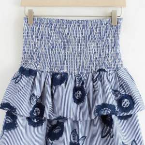 Super gullig populär kjol  från Holly& Whyte❣️ har endast 2 gånger så den är i väldigt bra skick. Köptes in i juli typ förra året💖 Har super fina detaljer och är väldigt väll sydd💓 Perfekt för sommaren ❣️ Köptes för 599 kr