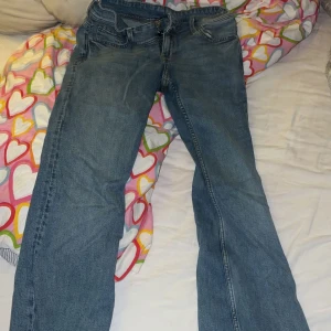 Blåa bootcut jeans  - Ja säljer mina lågmidjade bootcut jeans med tryck på fickorna De är köpta i januari och är slutsålda på hemsidan jag har använt de ett fåtals gånger storlek 40 men passar på mig som har runt 36/38 i jeans  säljer för 200. + frakt  köpte jeansen för 300