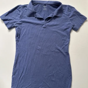 T-shirt klänning - Blå klänning med krage i ekologisk bomull, väldigt skön! Köpt secondhand och använd några gånger, är i väldigt bra skick :)