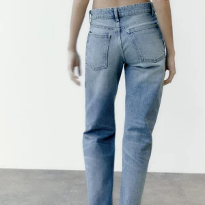 Jeans - Jeans från Zara med medelhög/låg midja. Raka ben som är lite mer åt det vida hållet. Jeansen är något mindre blå än på Zaras egna bilder. Endast använda en gång - nyskick! Säljes då de ej kommer till användning. Storlek 34. Nypris 399kr. 