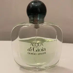 Acqua di Gioia, EdP från Giorgio Armani är en uppfriskande doft som förför med berusande aromer från havet. Parfymen är sensuellt feminin och utstrålar styrka, värdighet och ett själsligt djup.  2/3 av parfymen kvar. 