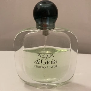 ACQUA di Gioia Georgio Armani  - Acqua di Gioia, EdP från Giorgio Armani är en uppfriskande doft som förför med berusande aromer från havet. Parfymen är sensuellt feminin och utstrålar styrka, värdighet och ett själsligt djup.  2/3 av parfymen kvar. 