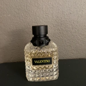 Valentino born in roma yellow - Luktar citrus otroligt gott enligt mig men va inget för min mor tydligen (för ungdomlig🥲) den är full. Nypris 1,1k