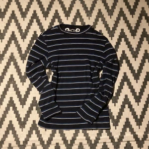 tröja - säljer denna tröja från power boys! den sitter bra på mig, utom att den är lite för kort i ärmarna vilket är skälet till att säljer den!❤️