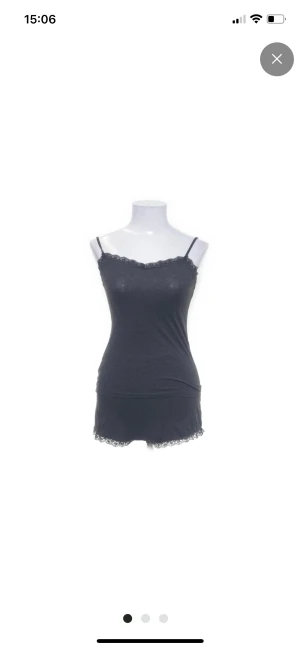 Söt pyjamas  - Säljer denna jätte jätte gulliga pyjamasen jag köpte den också på Plick men den var lite liten den är jättebra skick och ser ut som ny jag är inte säker vart den är ifrån men hör av er för frågor eller om ni vill ha mer bilder💕