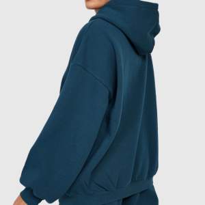 En jättefin hoodie i en superfin blå nyans! Hoodie utan snöre å säljer vidare därför att jag klicka hem två stycken! Skriv vid intresse eller frågor 