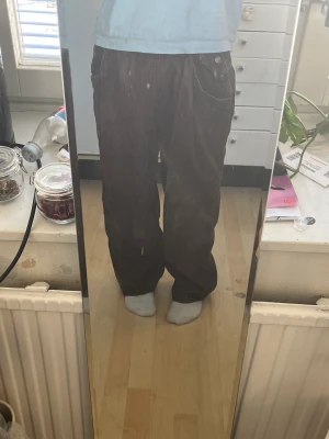 Manchesterbyxor  - Ganska baggy manchesterbyxor, lite slitna i botten men annars så är det inget fel på dom