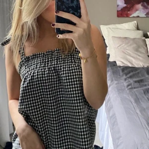 Topp från hm - Oanvänd endast testad, vill bli av med den så pris diskuteras. Perfekt topp nu till vår/sommaren