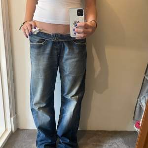 Replay baggy jeans, i storlek 33/32, midjemått: 88cm och innerbenslängd: 82cm