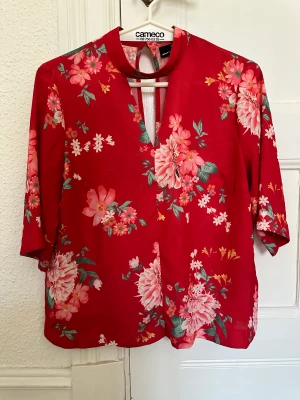 Röd Blommig blus - Bra skick!