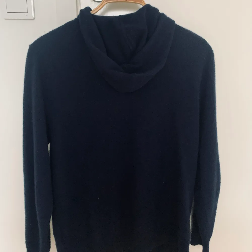 Tjena! Säljer nu min fina cashmere hoodie från lawrence gray 😊 Använd ett par gånger men är lite stor för mig tyvärr… nypris ca 3000kr Skriv om du har några frågor mvh Simon. Tröjor & Koftor.