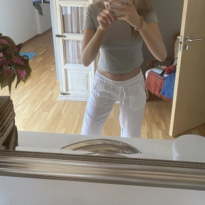 Lågmidjade linnebyxor - Jag säljer dessa lågmidjade linnebyxor från Chelsea. De har inte använts och har lappen kvar. De har fickor både fram och bak. De är i storlek S och jag är 172 cm. Jag säljer eftersom jag redan har ett par linnebyxor hemma och då ångrade mig efter köpet. 