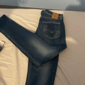 Säljer nu ett par replay jeans för att de inte används 