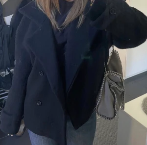 Kort kappa arket  - Intressekoll på denna supersnygga, slutsålda kappan från arket. Den är sparsamt använd och i fint skick!💓 