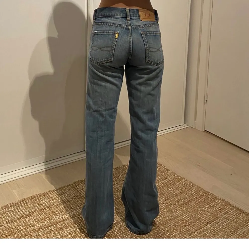 Lågmidjade straight/bootcut jeans i storlek xs. De är för små för mig över rumpan som brukar ha storlek 36/38 på jeans. Köpta här på plick! Skriv för fler bilder, innerbenslängd: 80cm och midjemått rakt över: 36cm! Fraktar för 69kr💕. Jeans & Byxor.