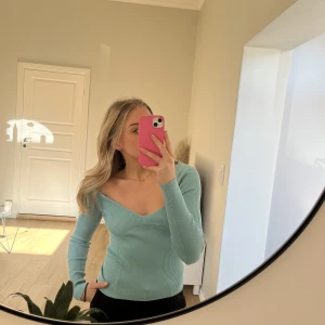 Tjusblå tröja - Gina Tricot - Ljusblå topp från Gina Tricot som tyvärr var för stor. Köparen står för frakt💗