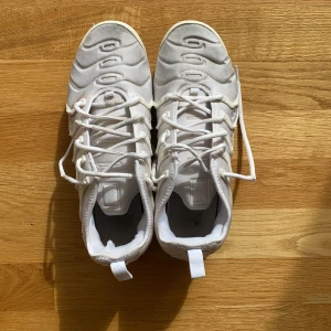 Nike - Hej! Säljer nu mina vita Nike air vapormax plus i storleken 43. Jag säljer eftersom att dom inte kommer till användning längre ,dom är använda sparsamt så ganska bra skick! Köpte dom för 2600kr och säljer för 500kr Kan gå ner i pris vid snabb affär!!