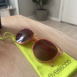 Solglasögon  - Solglasögon från even&odd, aldrig använda. 