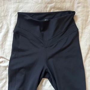 Träningsbyxor  - Svarta träningstights som skapar kurvor, använda fåtal gånger. Pris är inklusive frakt💞