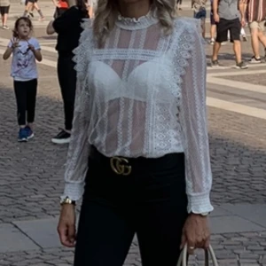 Zara spetsblus - Fin spetstop, Zara, strl XS. Tyvärr så har den inte kommit till så stor användning för mig och hoppas att den får en ny ägare.  Kommer ifrån ett rök och djurfritt hem! Har du fler frågor så kontakta gärna mig.  Se mina övriga annonser ❤️