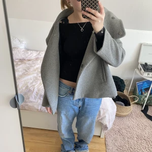 Grå kappa från Zara - Så söt och bekväm kappa från Zara. Den är grå och helt perfekt till våren, dessutom slutsåld 💞 Meddela mig för mer information och klicka inte på köp nu 🥰 fraktar med postnords blå påse och frakten kostar 112kr 💞💞