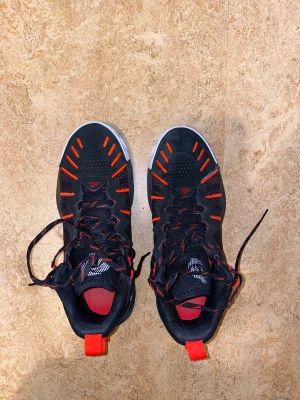 Basket skor  - Ett par derick rosé basket skor 