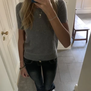 Kortärmad Lisa yang tröja  - Har bestämt mig för att sälja min fina Lisa yang t-shirt då den har börjat bli lite liten för mig. Den är i god kvalite och bra att nämna är också att den är liten i storleken💓💓💓