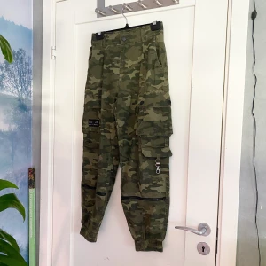 Cargopants MILITÄR - Cargobyxor från New Yorker, nyskick (väldigt bekväma!!). Skitsnygga med militär/camo mönster! Passar både S & M.