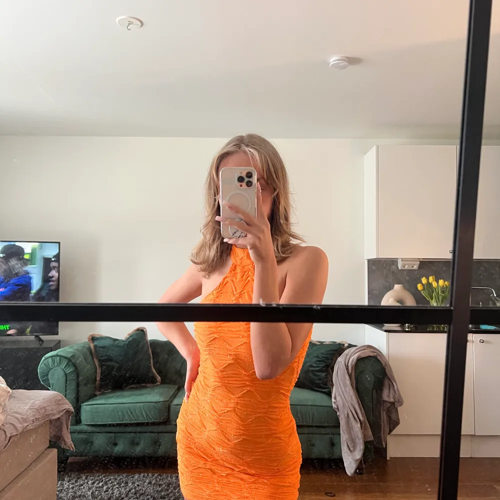 Orange Klänning ”Gemma” från Gina Tricot med glittriga detaljer  Originalpris 399 Använd endast en gång Kan posta / mötas. Klänningar.
