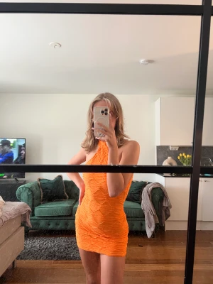 Klänning - Orange Klänning ”Gemma” från Gina Tricot med glittriga detaljer  Originalpris 399 Använd endast en gång Kan posta / mötas