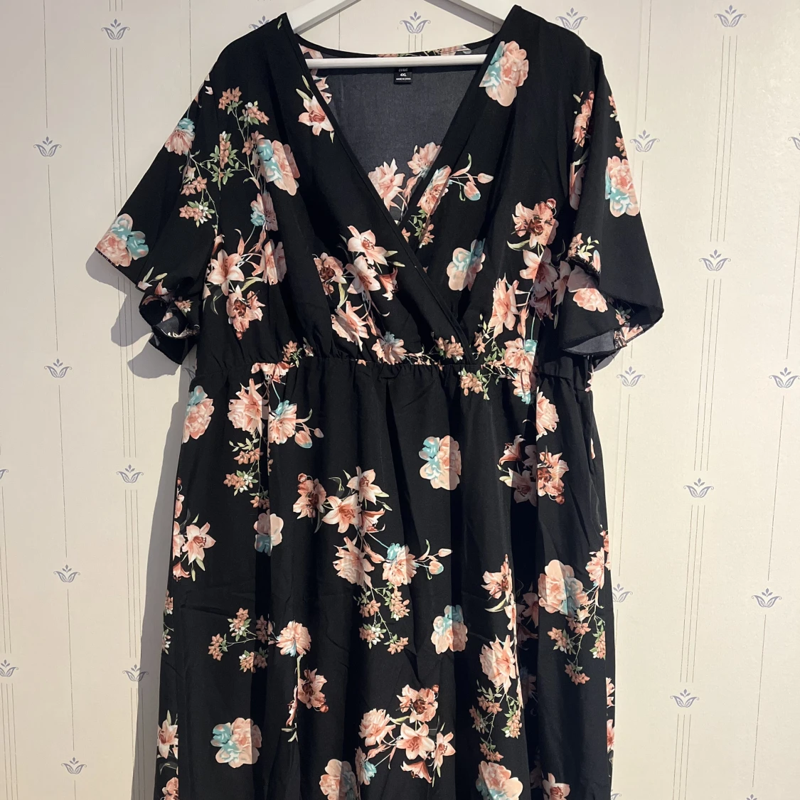 Svart/blommig klänning - 90