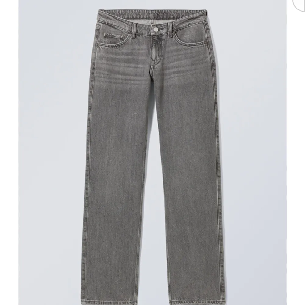 Grå jeans från weekday i färgen comet grey som är slutsålda! Passar mig som är 165 skriv fär fler bilder. Jeans & Byxor.