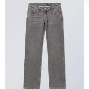 Grå jeans från weekday i färgen comet grey som är slutsålda! Passar mig som är 165 skriv fär fler bilder