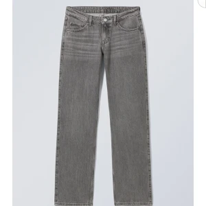 Weekday arrow low jeans - Grå jeans från weekday i färgen comet grey som är slutsålda! Passar mig som är 165 skriv fär fler bilder