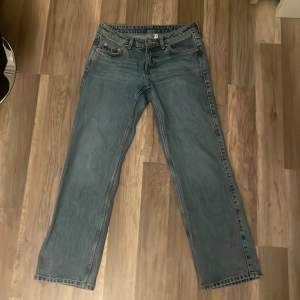 lågmidjade jeans från weekday i modellen arrow low ☺️ bara använda en gång