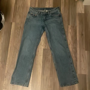 arrow low waisted - lågmidjade jeans från weekday i modellen arrow low ☺️ bara använda en gång