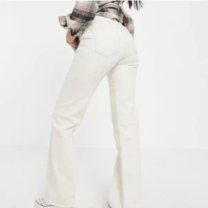 Jeans TALL - Gräddvita jeans köpa från ASOS. Jättefina med långa ben men har tyvärr aldrig används. Skulle säga att de passar XS/S